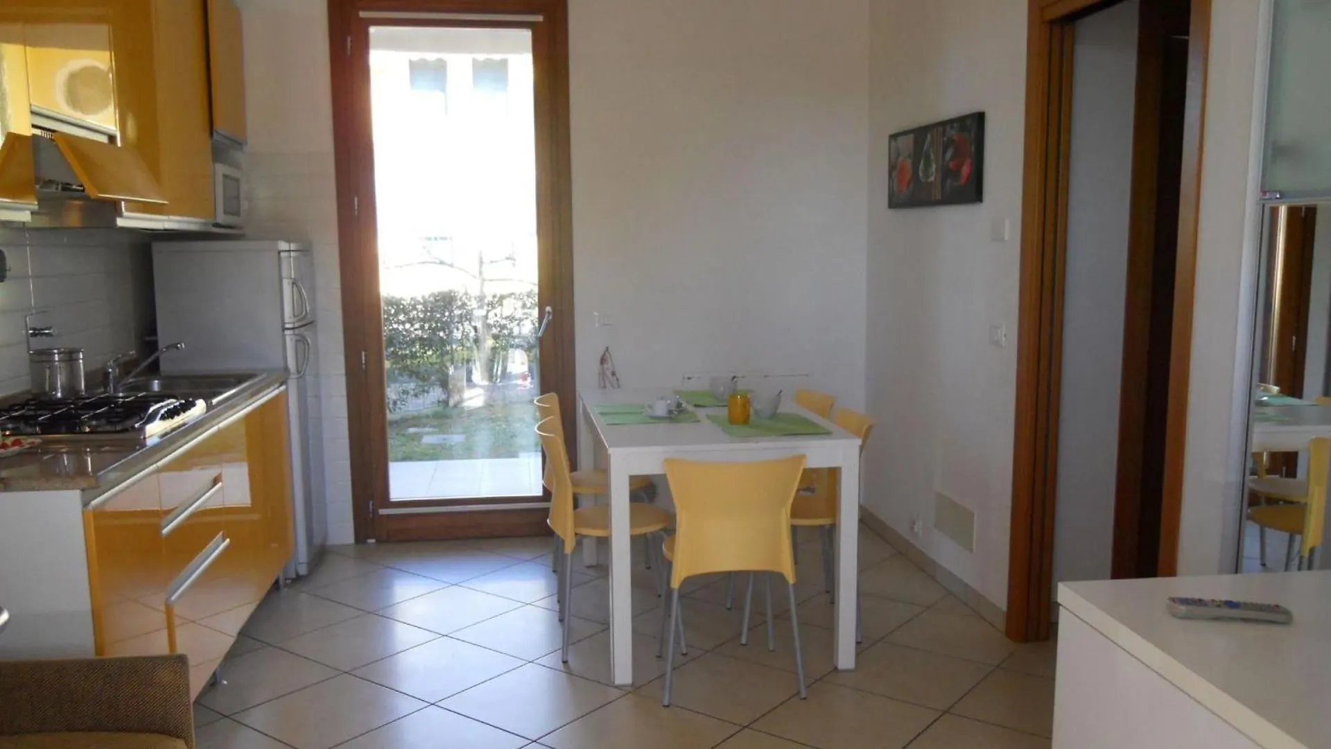 Colorful Apartment With Fenced Garden And Fireplace Bibione İtalya